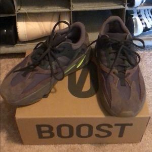 Yeezy boost  700 Mauve color size 8 US